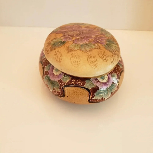 Vintage Oval  Handpainted Porcelain Jewelry Dish with Lid. - Picture 5 of 8